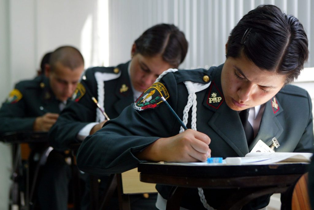 Policías rinden examen sentados en sus carpetas