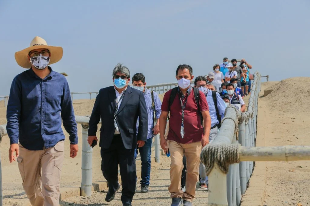 Director regional de Educación de La Libertad, Oster Paredes Fernández en el camino al complejo arqueológico El Brujo
