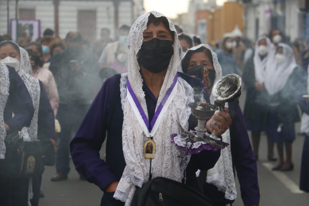Tradición y fe: el Grupo de Hermanas Sahumadoras del Señor de los Milagros de Trujillo, también, estuvieron presentes en el acto religioso. (Foto: Ivan Orbegoso)