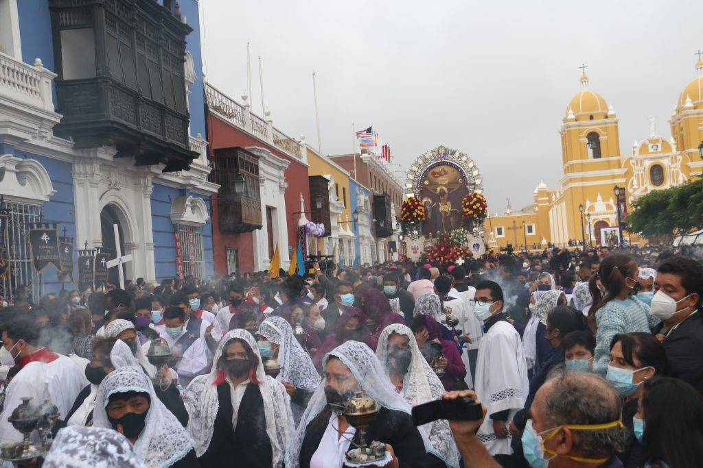 La imagen de Señor de los Milagros acompañado de fieles recorrió la Plaza Mayor de Trujillo. (Foto: Ivan Orbegoso).