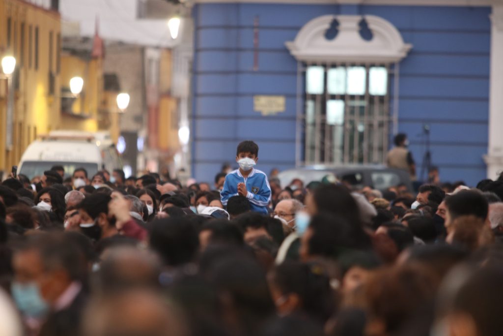 Un niño reza en el viacrucis desarrollado hoy en la Plaza de Armas de Trujillo. (Foto: Ivan Orbegoso).