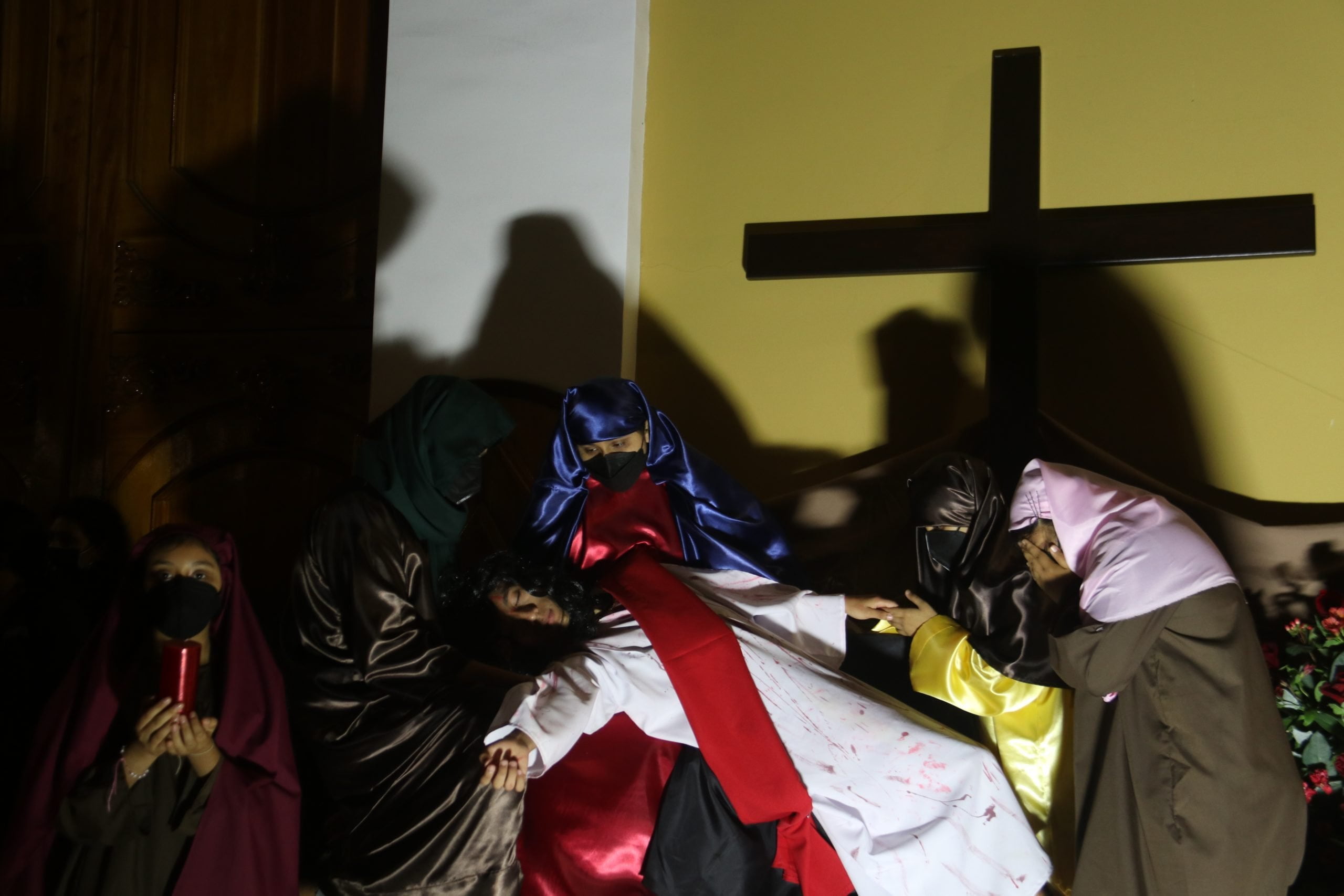 Esta vía dolorosa se dividió en 14 estaciones y fueron representadas con altares diseñados en el perímetro de la Plaza Mayor. (Foto: Ivan Orbegoso).