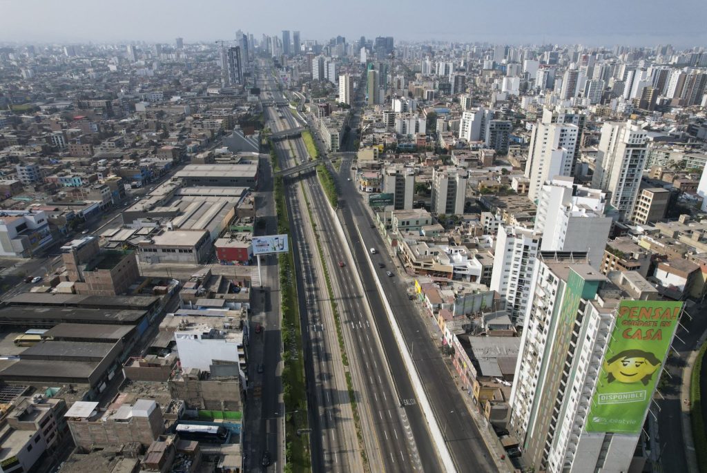 Esta es otra vista de la vía Expresa captada con dron. La orden de inmovilidad empezó a las dos de la mañana de hoy martes. (Foto: Andina). 