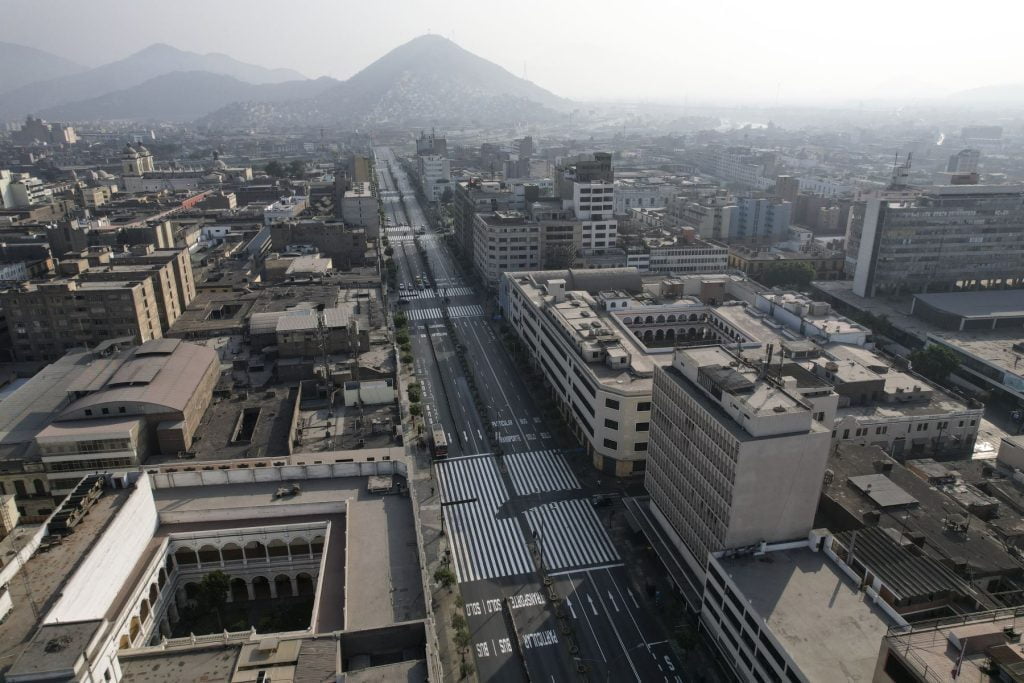 Vista panorámica de la avenida Abancay en el centro de Lima. Esta imagen se captó durante las primeras horas de la mañana. (Foto Andina). 