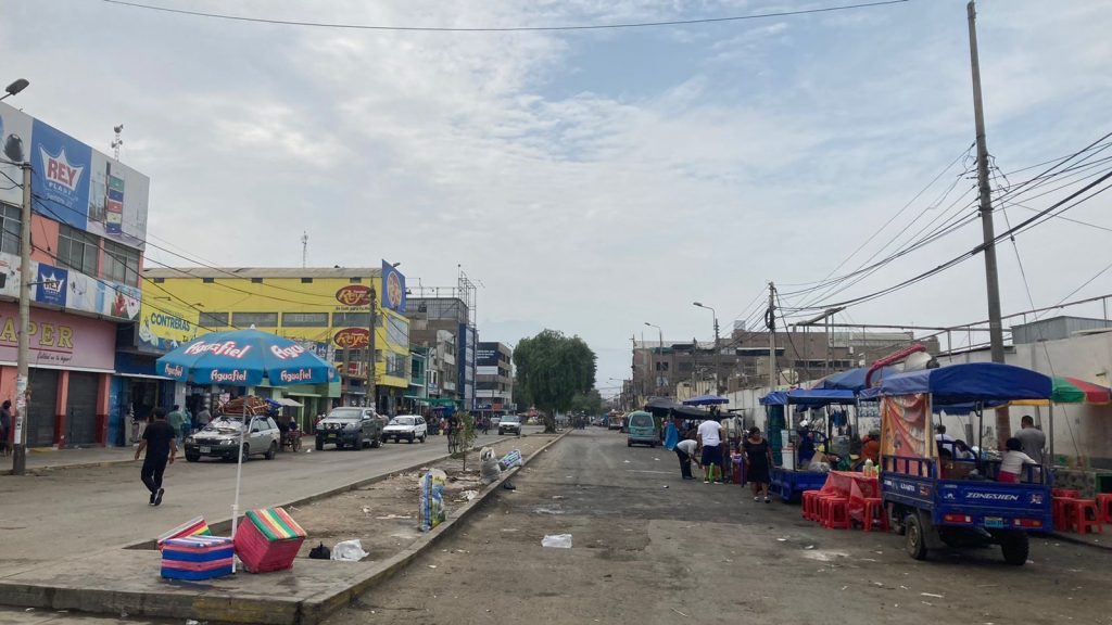 En un día normal la avenida Eguren luce abarrotada de comerciantes, compradores y vehículos. Hoy no fue así. (Fotos. César Clavijo Arraiza).