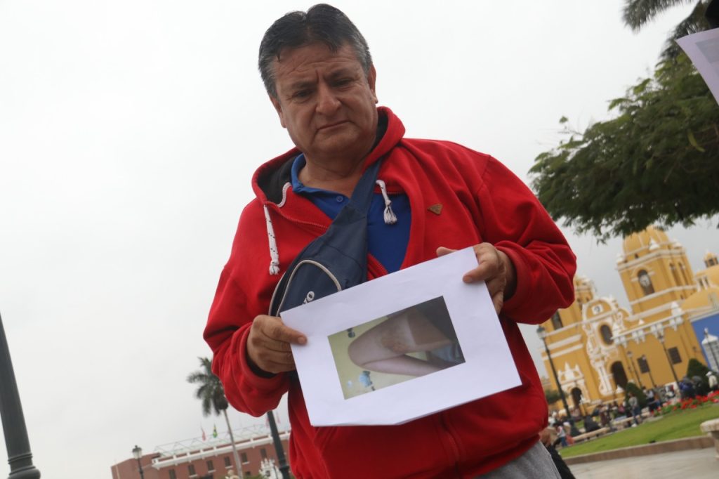 Américo Aguilar Rubio, padre de Solange, llegó hasta la Plaza Mayor de Trujillo para contrarrestar la versión de Tacanga. (Foto: Iván Orbegoso). 
