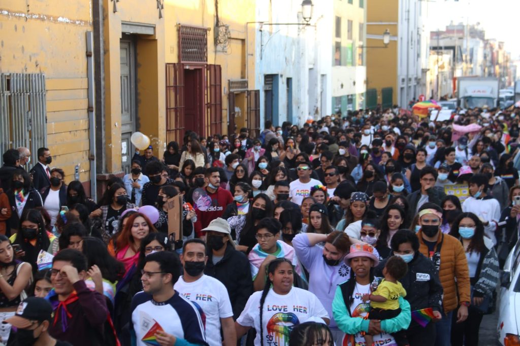 Algunos padres de familia marcharon con sus hijos, algunos de ellos, menores de edad. (Foto: Iván Orbegoso C.).