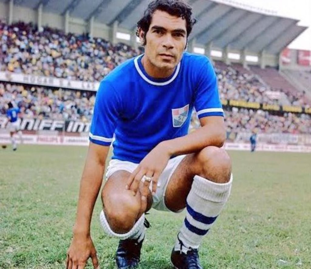 ‘Chito’ La Torre posa en estadio vistiendo la camiseta de Sporting Cristal