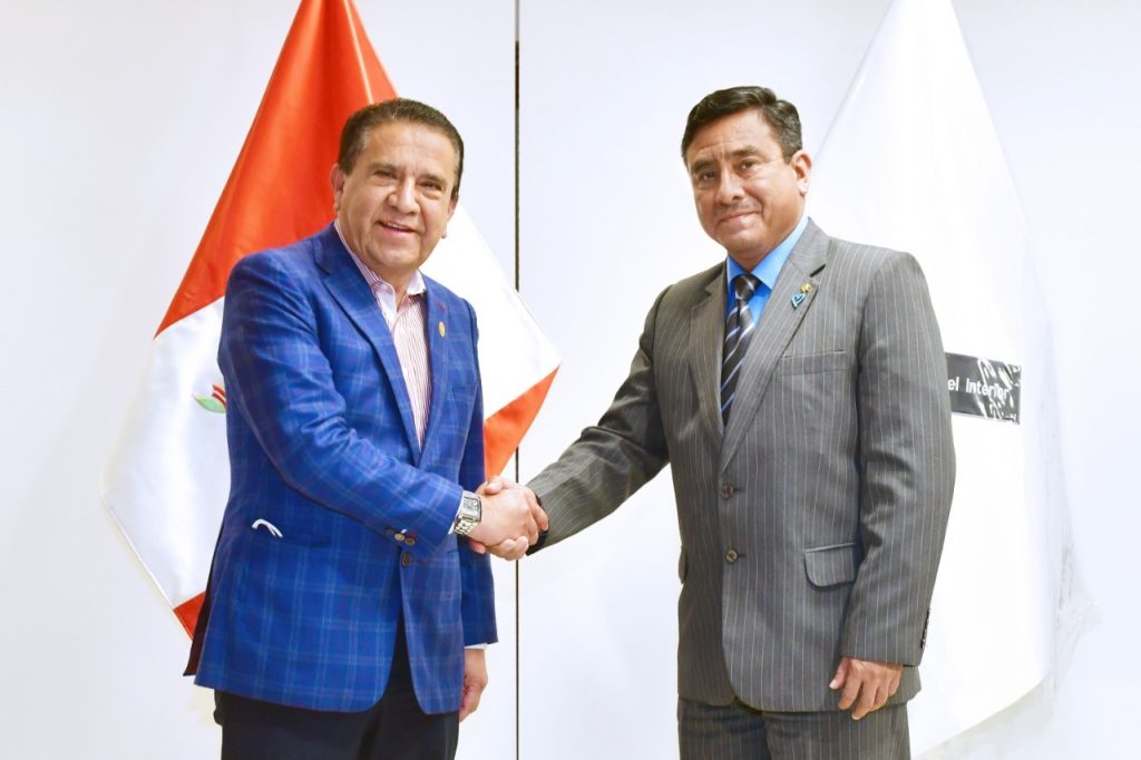 EL gobernador Manuel Llempén y el ministro Willy Huertas se reunieron el lunes en Trujillo. (Foto: cortesía).