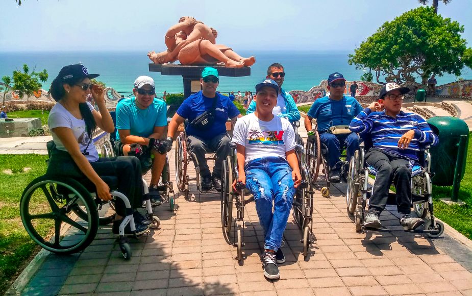 El Parque del Amor, en Lima, está acondicionado con espacios para que personas en sillas de ruedas se desplacen. (Foto: Andina).