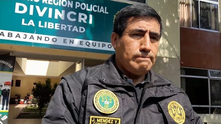 Jefe de la Divincri, Coronel Javier Méndez Yupanqui con uniforme de la policía.
En el uniforme se observan los distintivos de rango.
Detrás de él hay un cartel de la policía.
