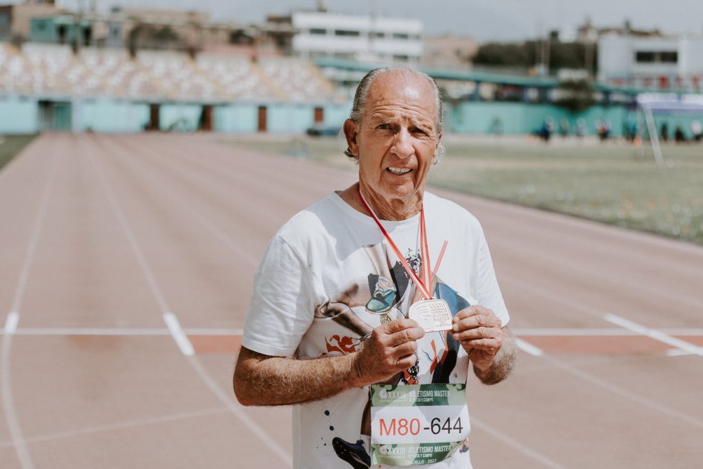 Jorge 'Chupo' Arriola, reconocido personaje del deporte nacional, muestra su medalla de ganador. (Foto: Chachy Albán).