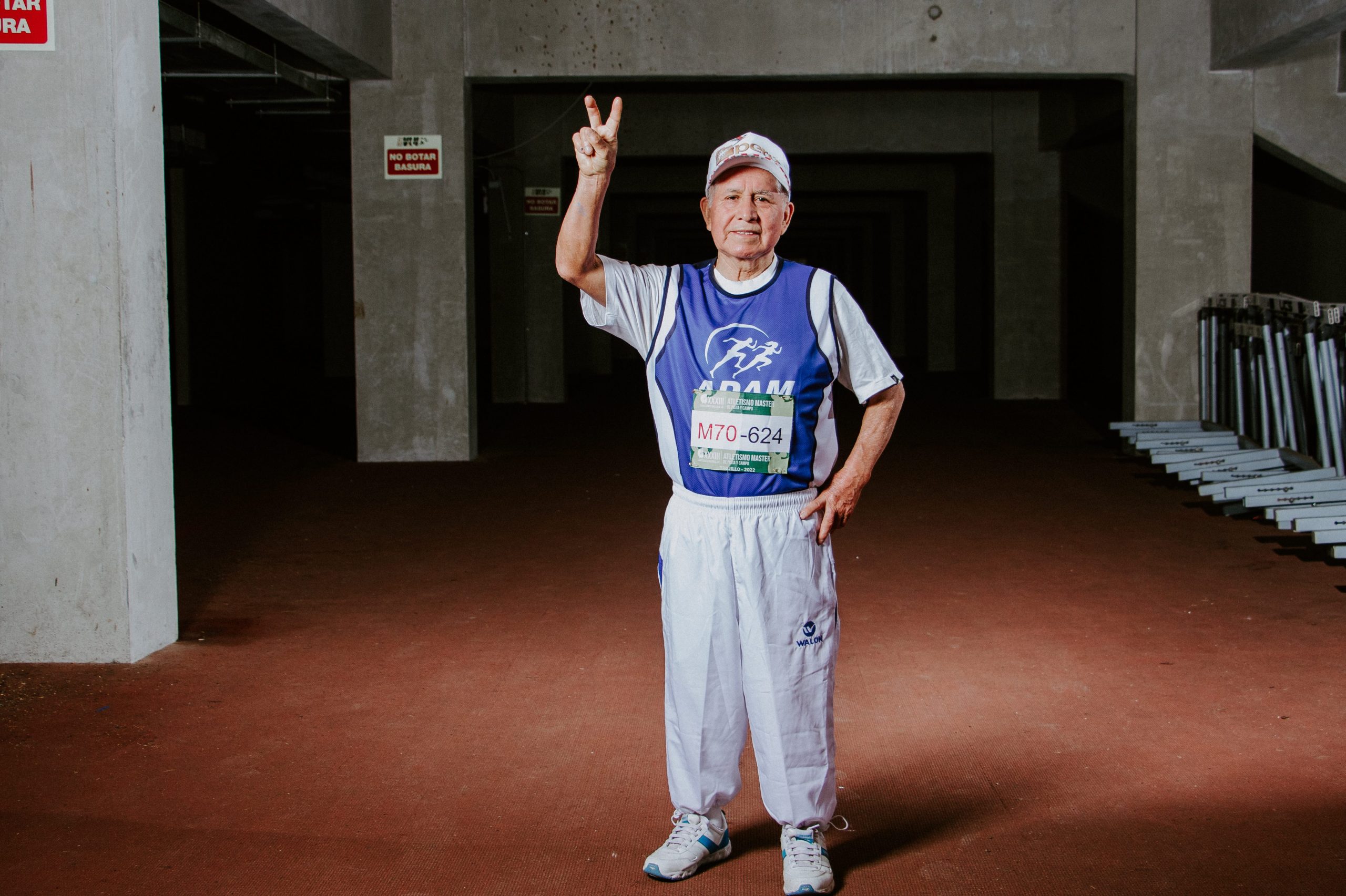 Odontólogo de profesión y atleta por pasión. Santos Vargas Cuba animó las competencias en la pista. (Foto: Chachy Albán).