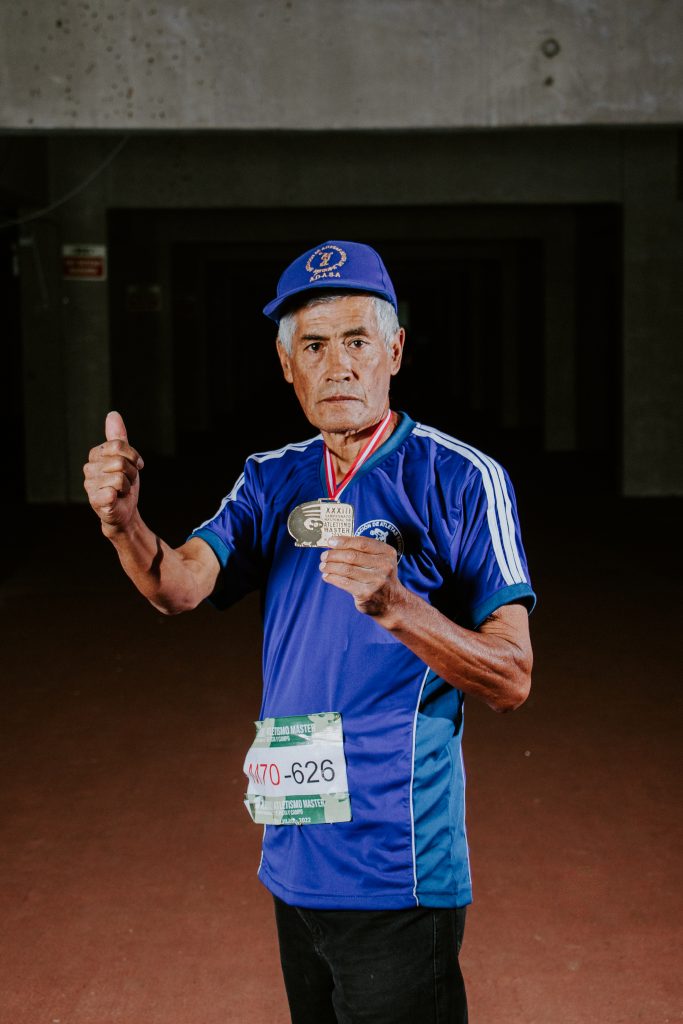 Rubel Salas Valvidia, categoría 70 años, muestra su medalla de oro que logró en la prueba de 400 metros. (Foto: Chachy Albán).