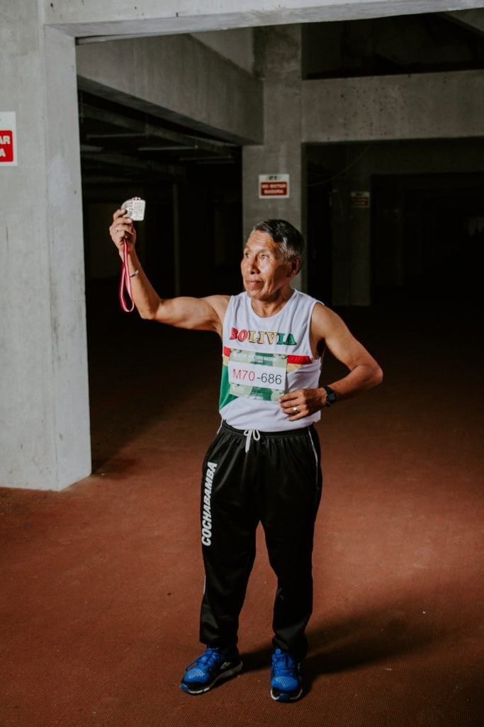 Desde Bolivia, David Choque Fernández muestra orgulloso una de sus medallas. (Foto: Chachy Albán).