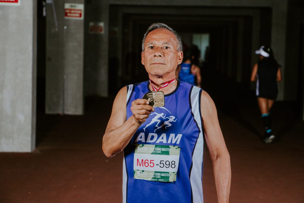 Leopoldo Díaz Rodríguez ganó oro en salto largo, oro en 400 metros y oro en marcha atlética 3 mil metros. (Chachy Albán). 