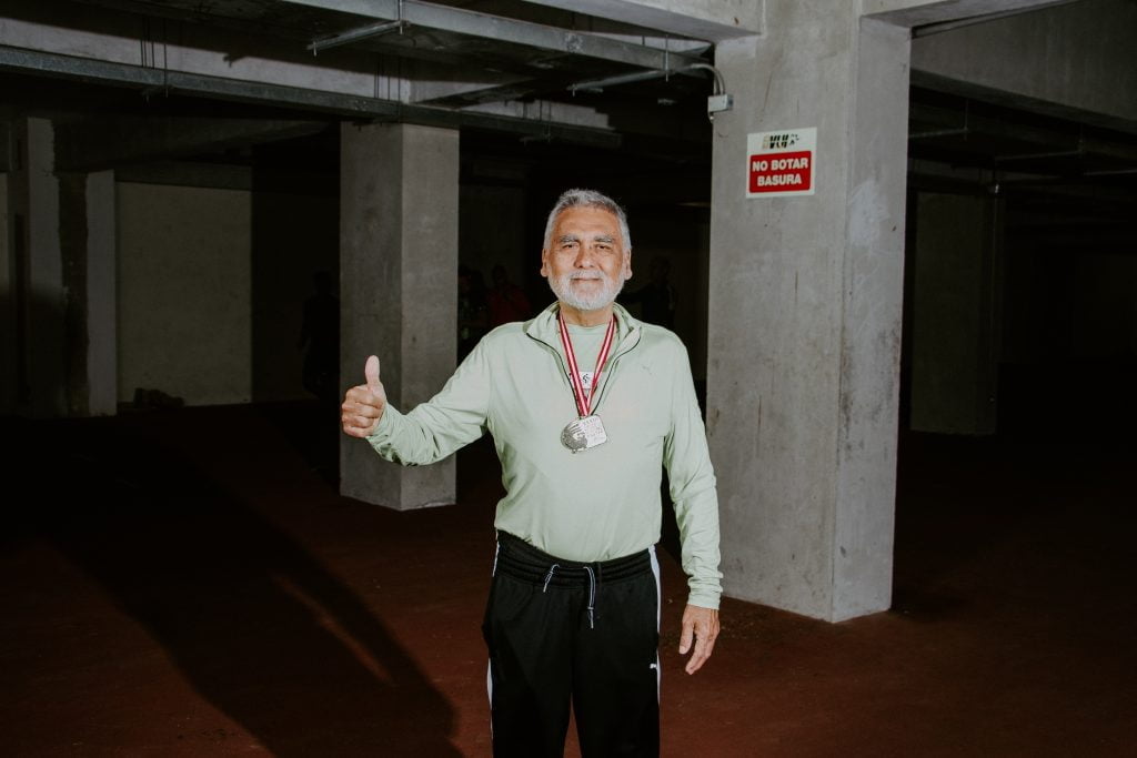 Roberto Vargas Gordillo, categoría 80 años, ganó oro en salto alto. (Chachy Albán). 