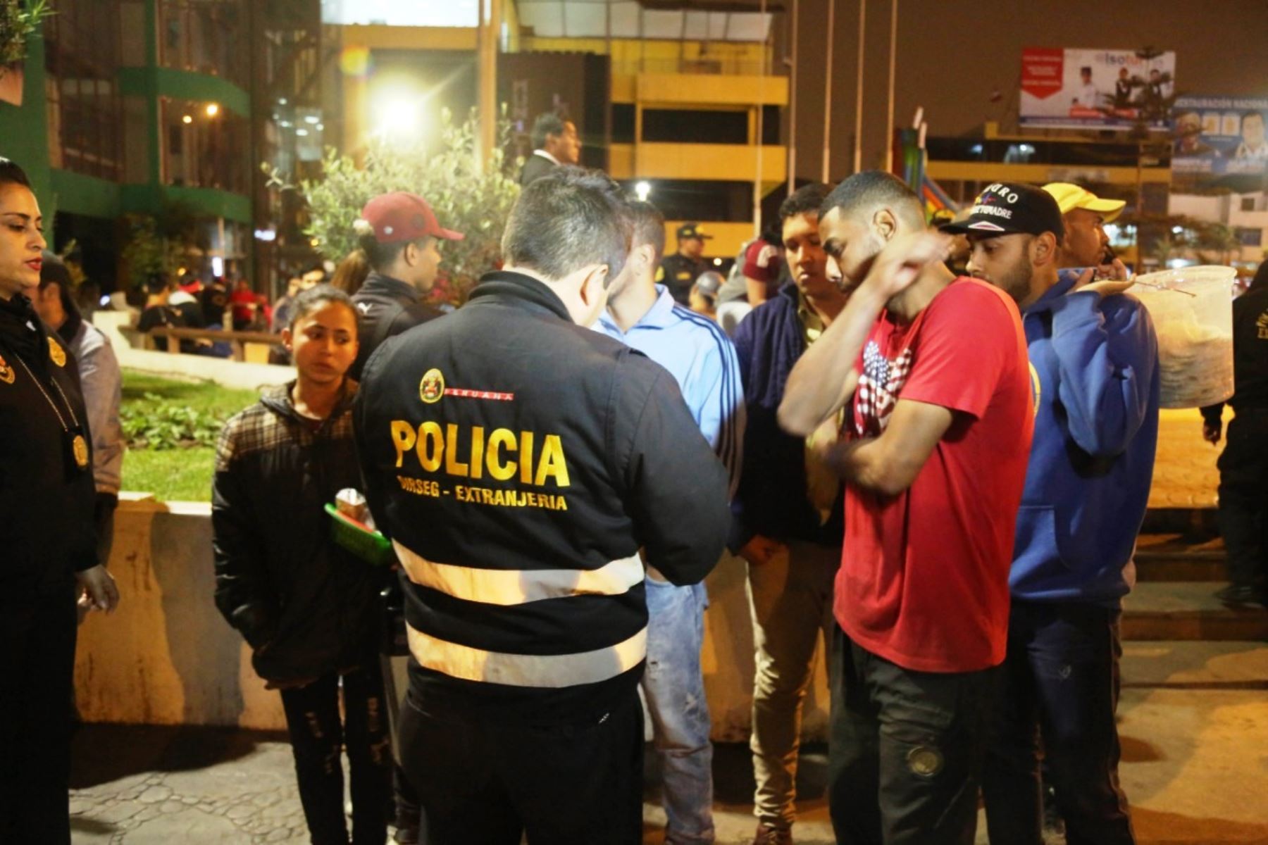 000523111W Venezolanos son detenidos al no presentar documentación.