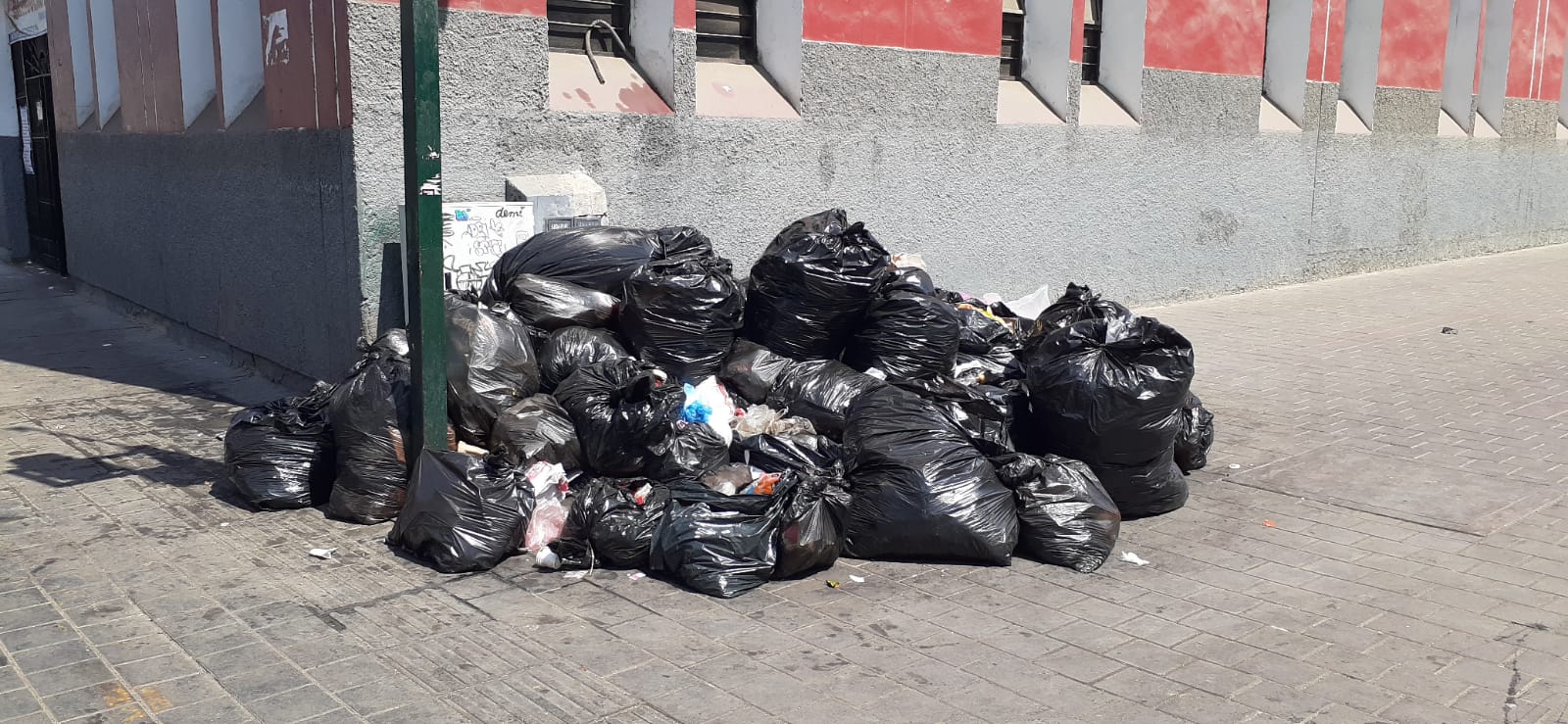 Más de 600 toneladas de basura se acumulan en calles de Trujillo por ...