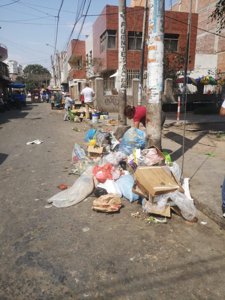 Unos 150 ambulantes se ubican en calles, veredas y parques de Monserrate. (Foto: Ryan Oliva Carranza). 