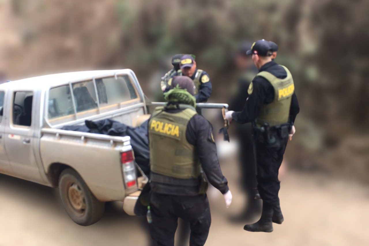 Policía retira los cuerpos de las cinco personas asesinadas en vivienda de Otuzco.
