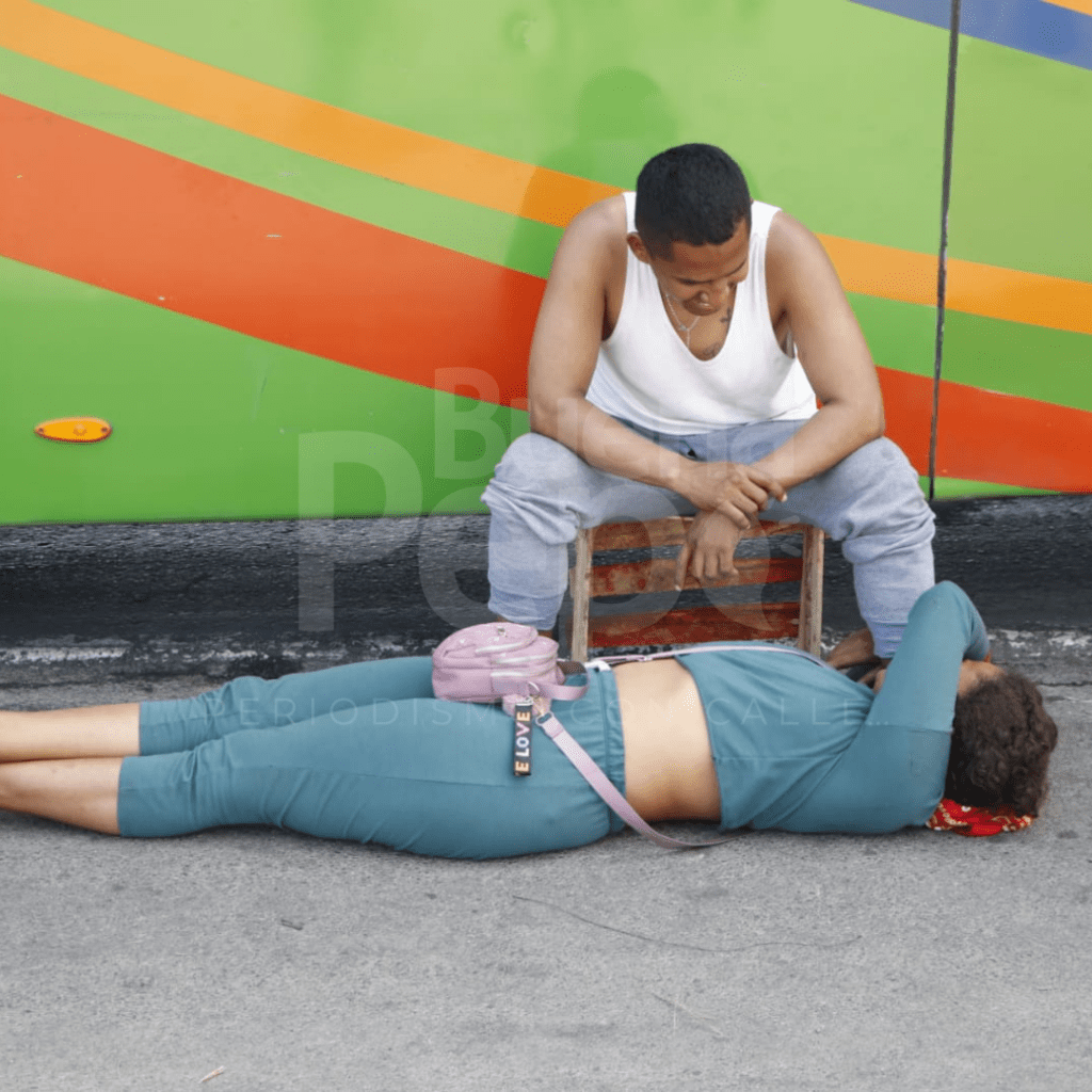 El calor golpea con fuerza durante la mañana. Algunos tratan de refrescarse echándose en la pista.