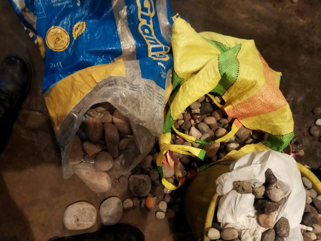 Tres sacos con piedras
