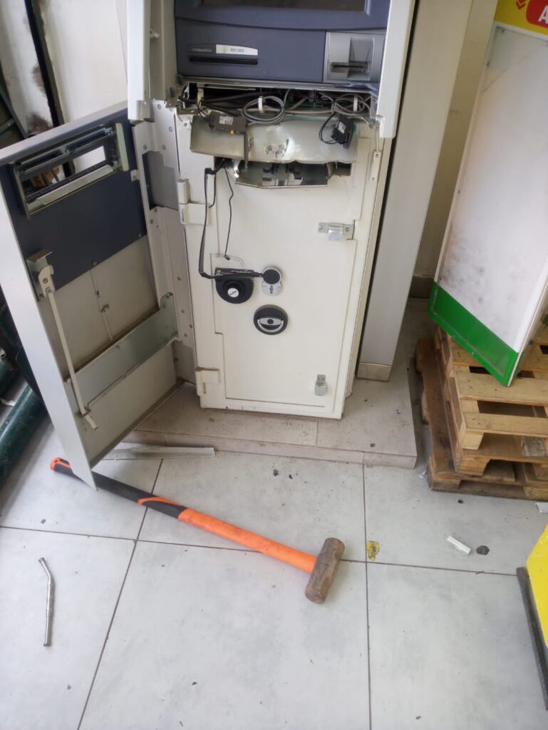 La Policía recogió evidencia para dar con el paradero de los delincuentes.