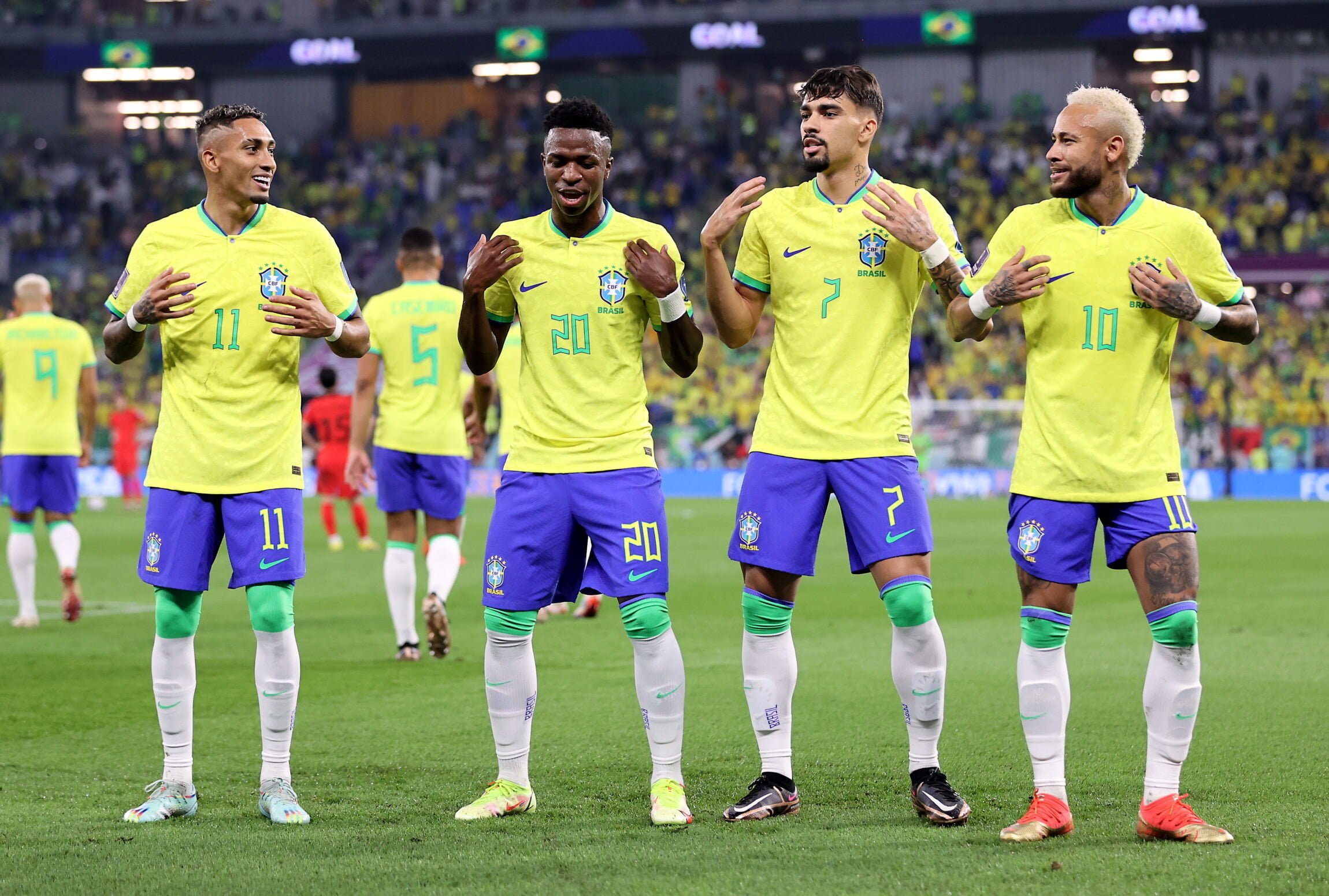 Primer gol de Brasil en la goleada a Corea del Sur. Vinicius es el autor. Brasileños bailan.