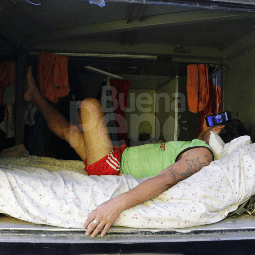 Un ciudadano extranjero descansa en la bodega del bus. Lleva cuatro días varado en la Panamericana.