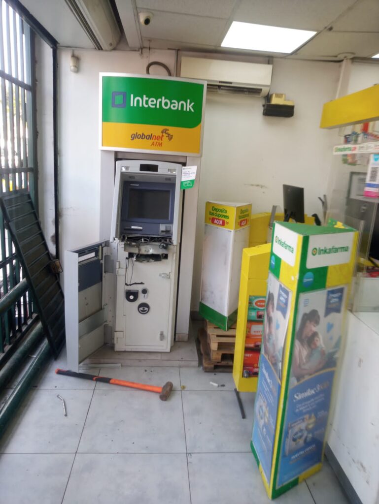 Rompieron la base del cajero automático para poder forzarlo.