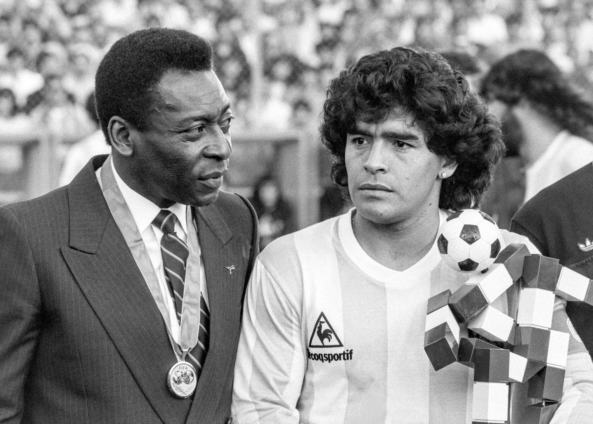 Soccer legend Pele dies at 82 Pelé y Maradona son considerado los máximos exponentes del fútbol. Y son sudamericanos. un orgullo.