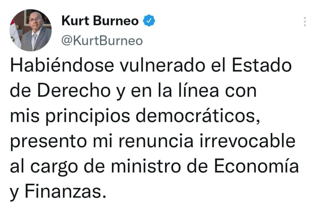 Kurt Burneo también renunció al MEF.