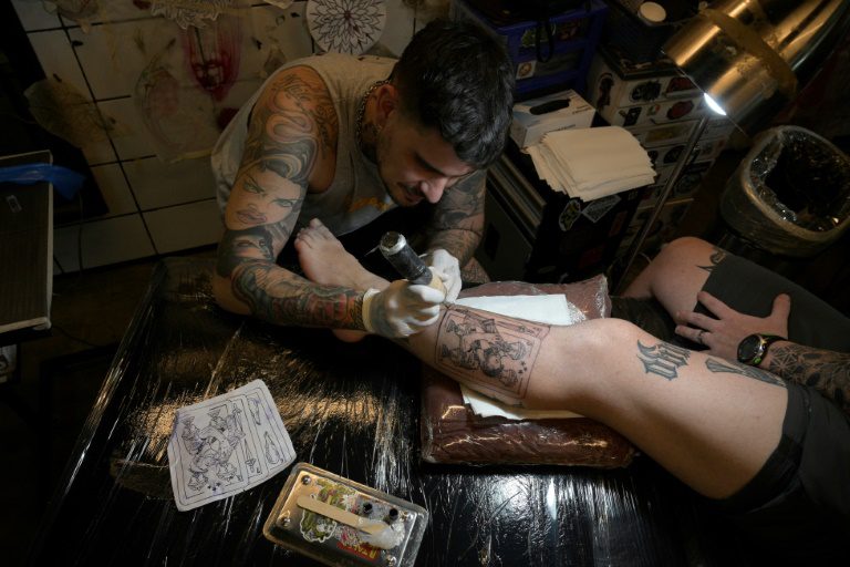 Un Tatuador argentino desarrolla su trabajo luego de la Copa del Mundo de Catar 2022. Tatuarse a Messi es un buen negocio.