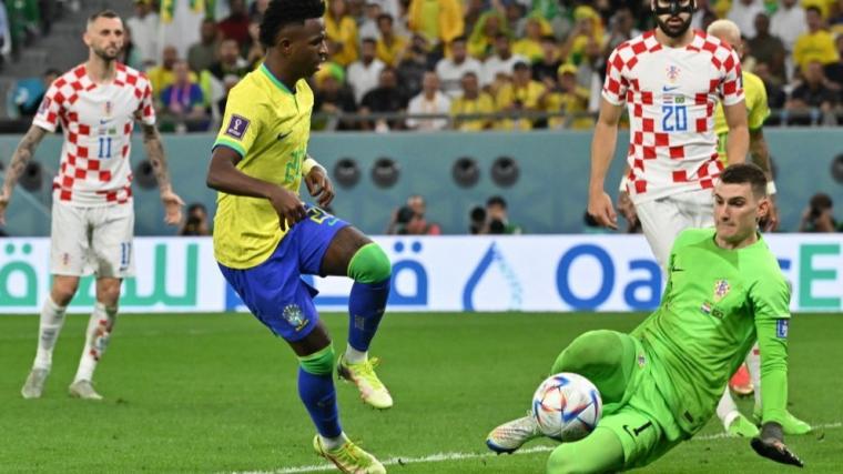 El arquero Livaković fue, literalmente, una muralla durante ls jugadas y en los penales. (Foto: internet). En la imagen la ataja un balón al brasileño Vinicius.