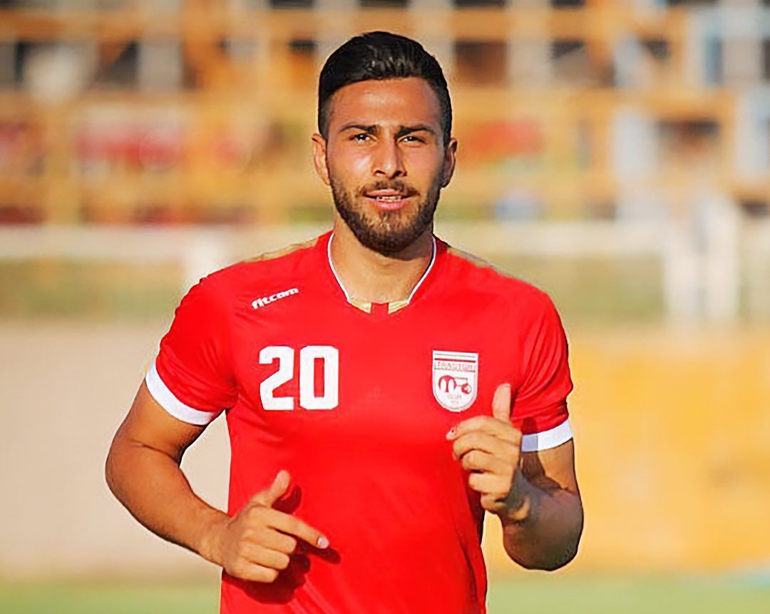 Fjzn--zWQAAmxl- Futbolista iraní viste camiseta de color rojo con el número 20