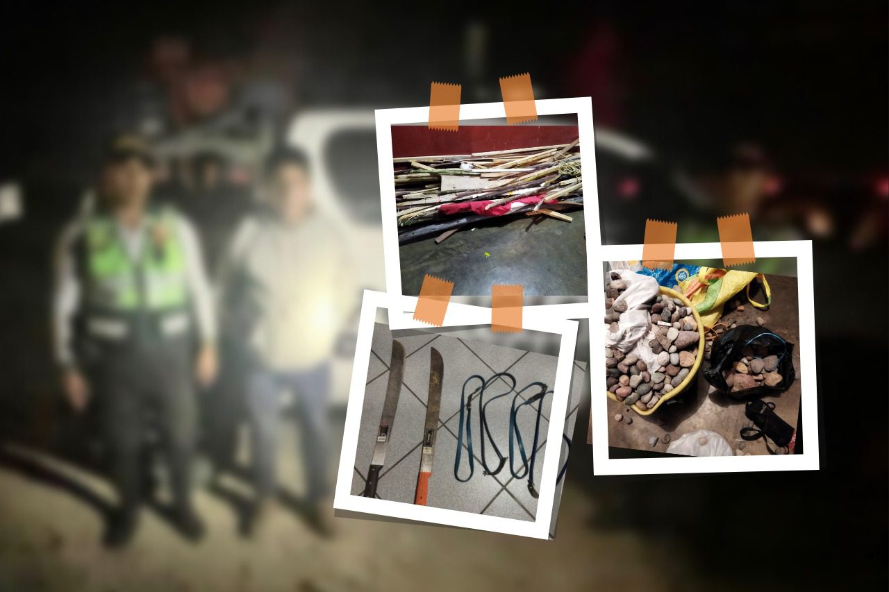 Tres fotografías delante de una camioneta de la policía