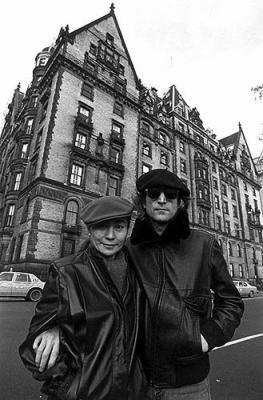 Lennon y Yoko. Detrás el edificio Dakota. Foto en blanco y negro.