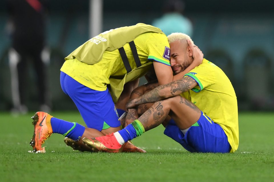 Neymar llora en el medio del campo, luego de que Brasil fue eliminado por Croacia del Mundial Qatar 2022.