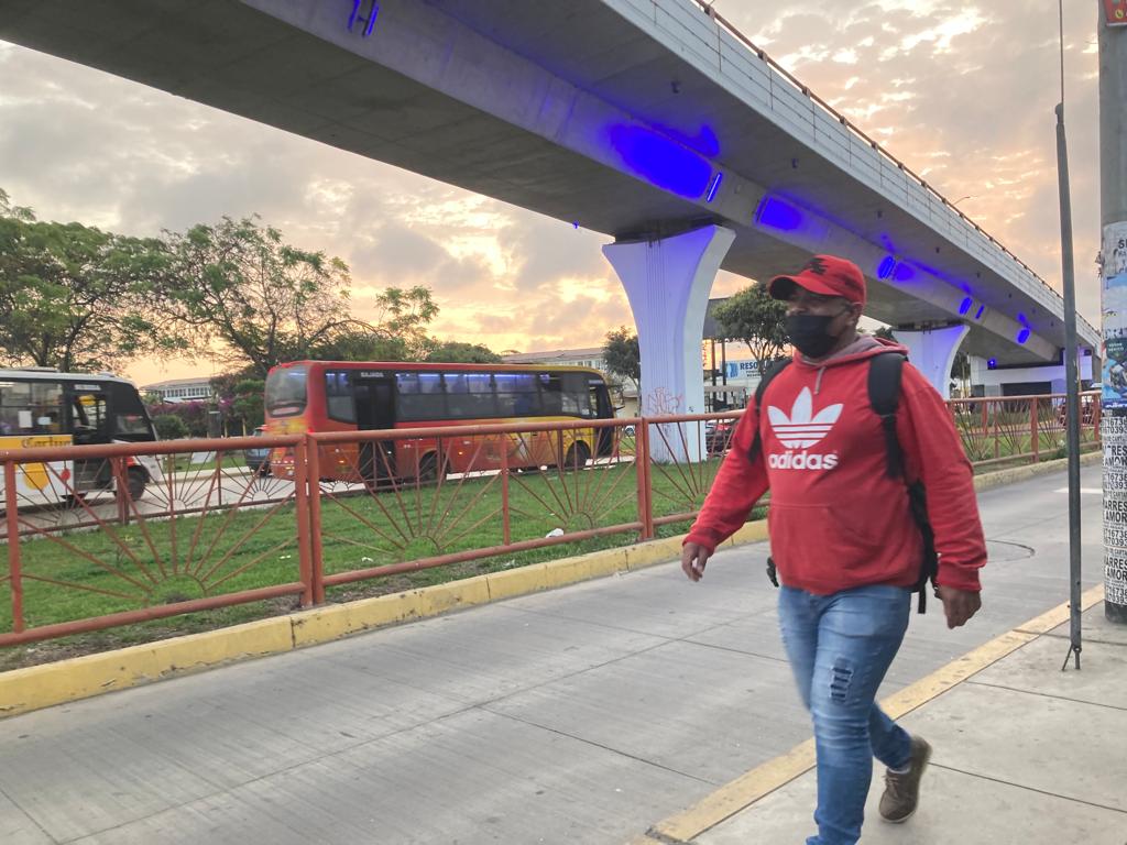 Un hombre con mascarilla camina debajo del baipás de Mansiche, obra considerada como peligrosa por su diseño.