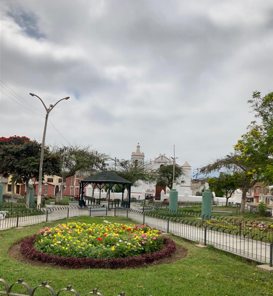 Foto panorámica del parque Los Papas. Al fondo se observa la iglesia Mansiche.
