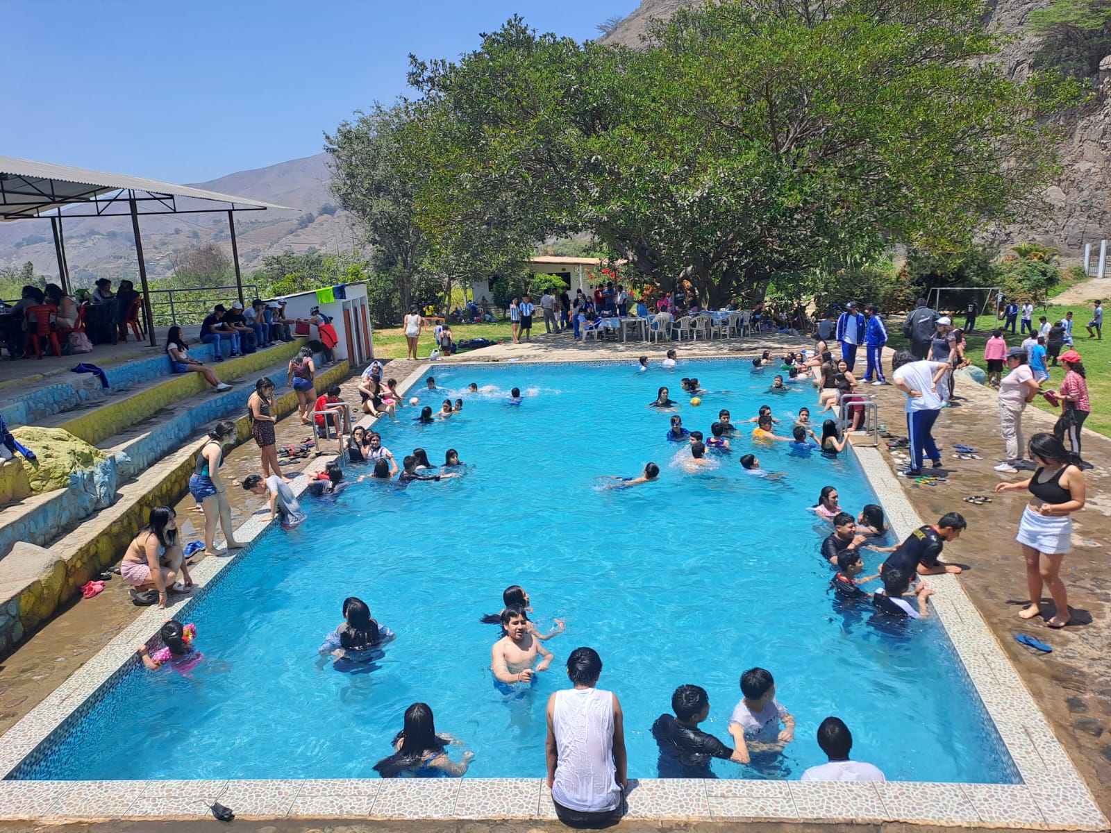 Vista panorámica de una piscina abarrotada de personas en Poroto, en La Libertad. Perú