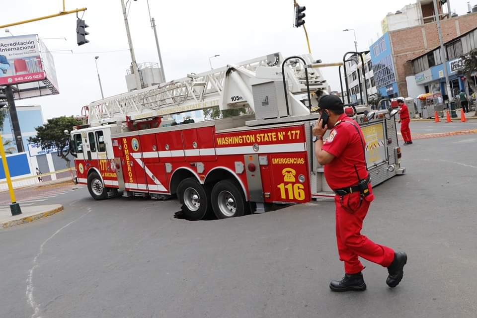 Camión de bomberos cae por mal estado de pistas.
