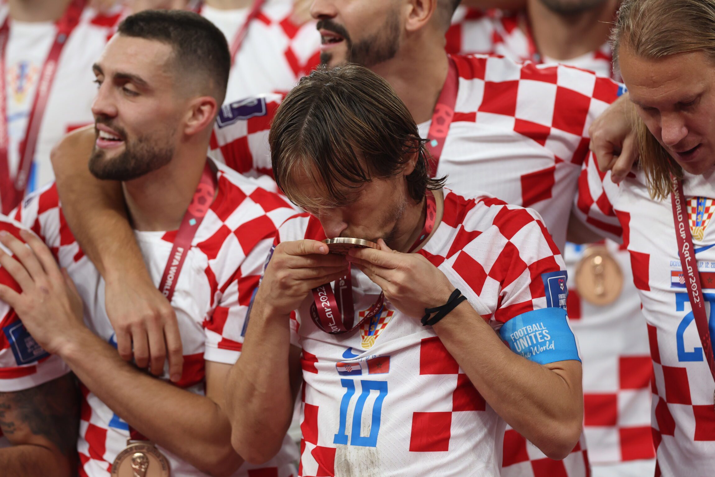 Modric besa la medalla de bronce conseguido en Qatar, tras vencer 2-1 a Marruecos.