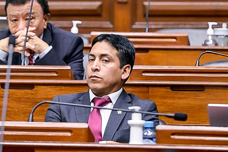 Freddy Díaz acusado de violación en el Congreso.