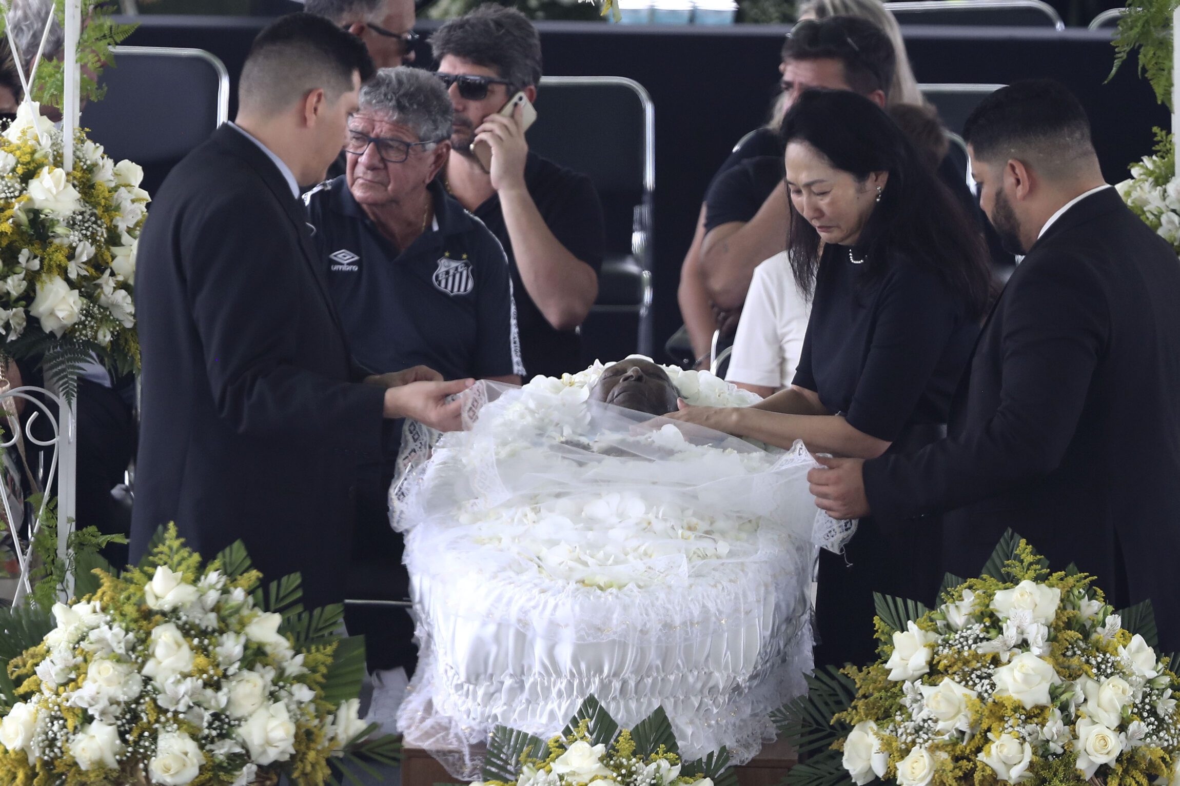 Despedida de Pelé, leyenda del fútbol de Brasil, se realiza en el estadio del Santos ante una multitud de hinchas.