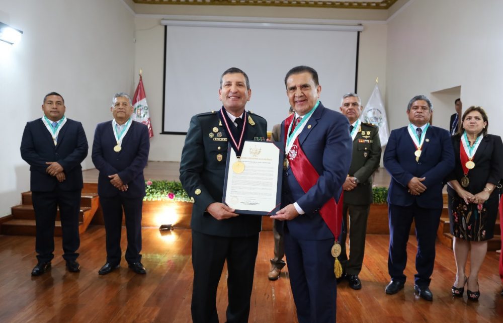 Augusto Ríos Tiravanti recibe una condecoración de manos del exgobernador de La Libertad, Manuel Llempén Coronel.