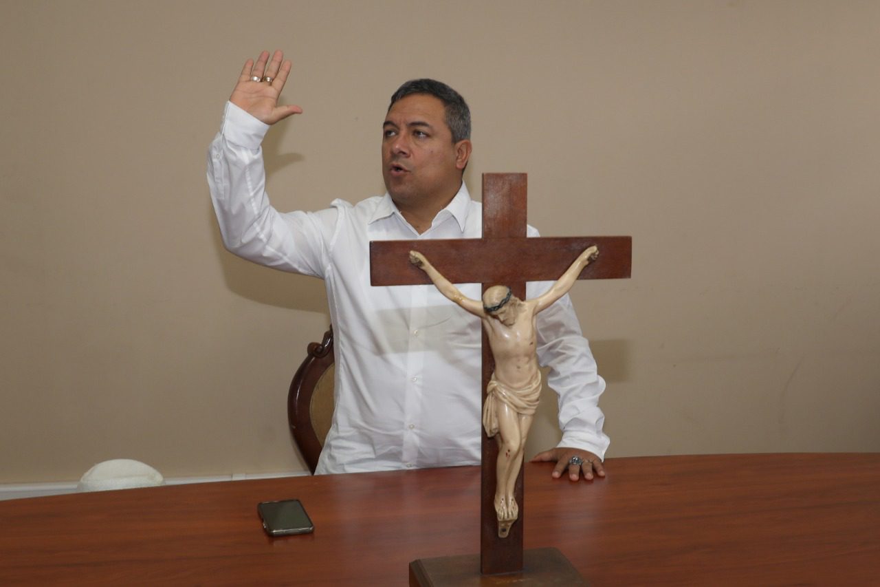 Fernández jura delante cristo
