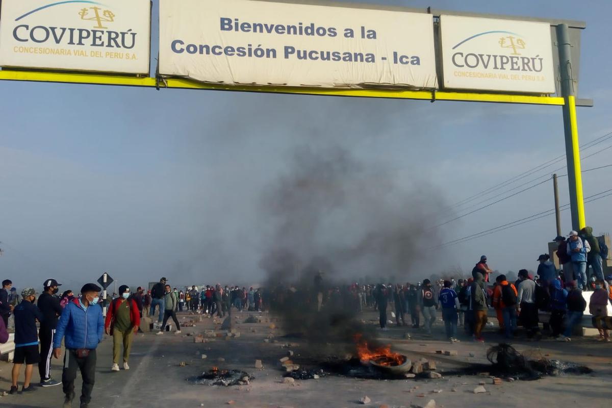 Panamericana Sur se encuentra bloqueada por los manifestantes.