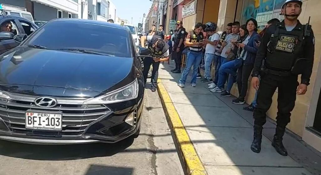 Delincuentes llegaron en este carro negro robado y lo abandonaron tras el asalto.